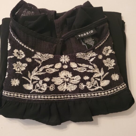 TORRID Women's Cold Shoulder Blouse Black/ White  Embroidered Flowers Size 4. - Picture 10 of 10